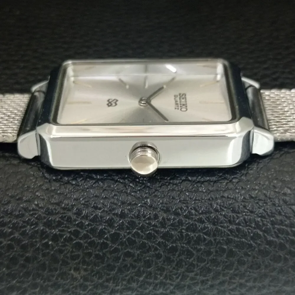 Vintage Style Seiko Quartz Mens Silver Watch & Silver accents W/ Steel Strap - Picture 5 of 8